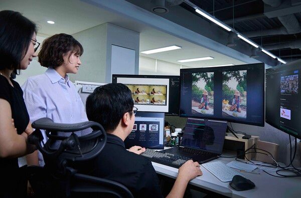 논문을 작성한 SKT 구성원들이 '인서트애니웨어'를 연구 중인 모습이다. [사진=SKT]