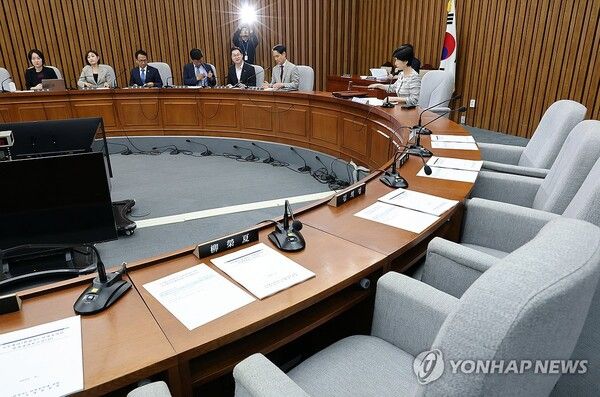 30일 국회에서 열린 국회 인사청문특별위원회에서 백혜련 위원장이 한성숙 국무총리 후보자에 대한 인사청문 심사 경과 보고서를 채택하고 있다. 국민의힘은 안건 상정에 반발하며 회의에 불참했다.[사진=연합뉴스]