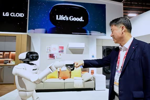 류재철 LG전자 사장과 홈로봇 'LG 클로이드'/ [사진=LG전자]