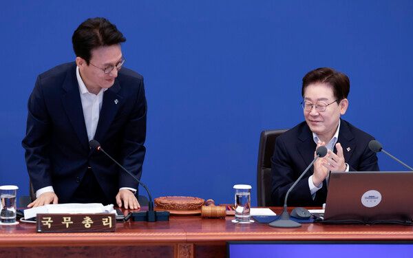 이재명 대통령이 30일 청와대에서 열린 국무회의 겸 비상경제점검회의에서 인사말을 마친 뒤 인사하는&nbsp;김민석&nbsp;국무총리에게 박수를 보내고 있다. [사진=연합뉴스]