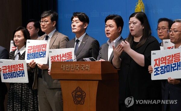 민주당 의원들이 30일 국회 소통관에서 정부의 '대한민국 대도약 3대 메가프로젝트'에서 호남권 반도체 투자계획이 발표된 것과 관련해 국민의힘의 비판이 호남 비하와 정부 발목잡기라며 규탄하고 있다.[사진=연합뉴스]