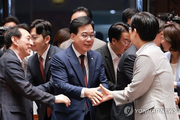 국민의힘 송언석 원내대표가 4일 국회에서 열린 의원총회에 참석하며 조정훈 의원과 인사하고 있다.[사진=연합뉴스]