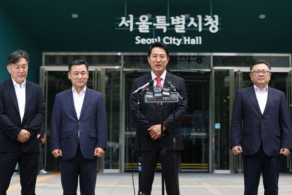 6·3 지방선거에서 서울시장 당선이 사실상 확정된 국민의힘&nbsp;오세훈&nbsp;후보가 4일 서울시청으로 들어가기 전 인사말을 하고 있다. [사진=연합뉴스]