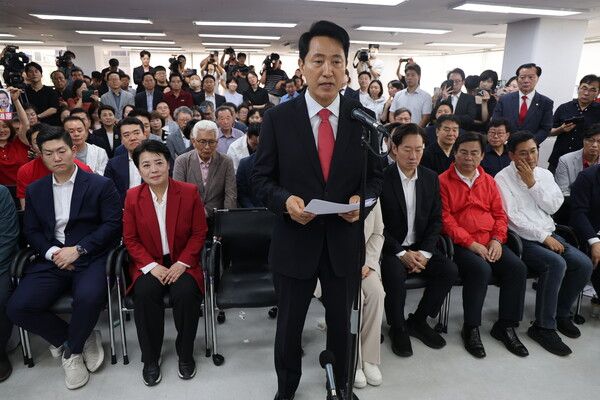 국민의힘&nbsp;오세훈&nbsp;서울시장 후보가 제9회 전국동시지방선거일 다음날인 4일 서울 종로구 대왕빌딩에 마련된 선거사무소에서 발언하고 있다. [사진=연합뉴스]