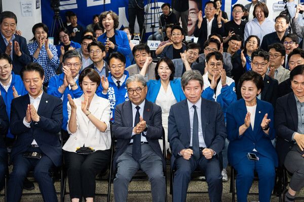 6·3 지방선거일인 3일 서울 중구 태평로2가 더불어민주당&nbsp;정원오&nbsp;서울시장 후보 선거상황실에서 이인영 상임선대위원장등 캠프 관계자들이 방송사 출구조사 결과를 시청하며 환호하고 있다. [사진=연합뉴스]