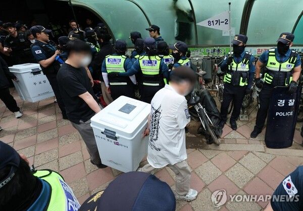 5일 서울 송파구 잠실7동 2투표소에서 경찰이 시위대를 해산 조치한 뒤 투표함이 개표소로 이송되고 있다 [사진=연합뉴스]
