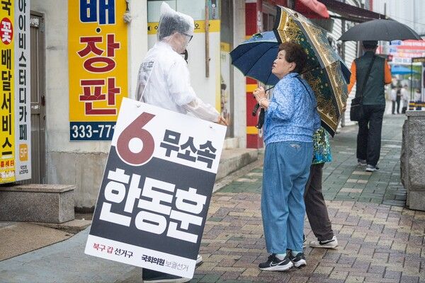 한동훈 무소속 후보가 북구 길거리에서 도보 유세 중 주민을 만나 인사하고 있다.[사진=한동훈 후보 캠프]
