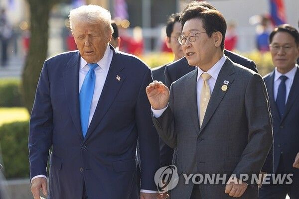 이재명 대통령과 도널드 트럼프 미국 대통령이 대화하고 있다 [사진=연합뉴스]