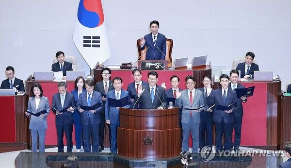 5일 국회에서 22대 국회 후반기 의장단을 선출하기 위해 열린 본회의에서 인천 연수갑 국회의원 보궐선거에서 당선된 더불어민주당 송영길 의원 등 재보궐선거 당선 의원들이 선서하고 있다.[사진=연합뉴스]