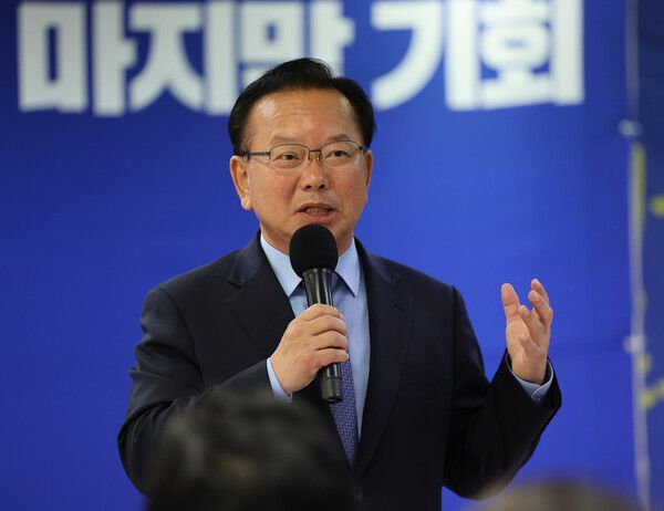 제9회 전국동시지방선거&nbsp;대구시장&nbsp;선거에서 낙선한 더불어민주당 김부겸 후보가 4일 대구 달서구&nbsp;선거사무소에서 열린 캠프 해단식에서 발언하고 있다. [사진=연합뉴스]