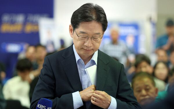 더불어민주당&nbsp;김경수&nbsp;경남지사 후보가 6·3지방선거 이튿날인 4일 오전 경남 창원시 성산구 자신의 선거 사무소에서 선거 결과 승복 후 낭독했던 문서를 정리하고 있다. [사진=연합뉴스]