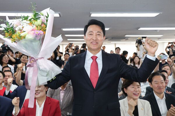 국민의힘 오세훈 서울시장 후보가 제9회 전국동시지방선거일 다음날인 4일 서울 종로구 대왕빌딩에 마련된&nbsp;선거사무소에서 당선이 유력해지자 꽃다발을 들고 기뻐하고 있다. [사진=연합뉴스]