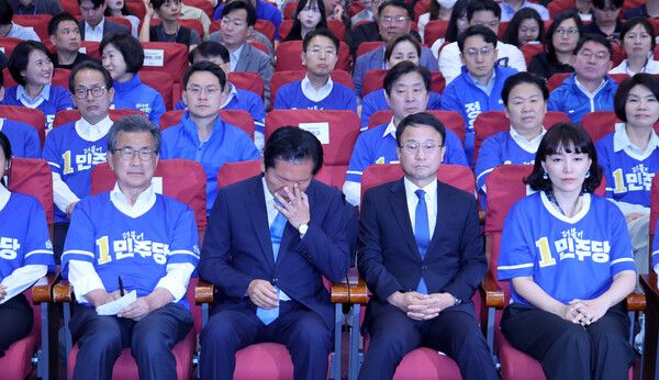 더불어민주당 정청래 총괄상임선거대책위원장과 한병도 공동상임선대위원장, 이시종 공동상임선대위원장이 3일 국회 의원회관에 마련한 제9회 전국동시지방선거·국회의원 재보궐선거 개표상황실에서&nbsp;출구조사&nbsp;결과를 지켜보고 있다. [사진=연합뉴스]