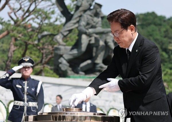 이재명 대통령이 6일 서울 동작구 국립서울현충원에서 열린 제71회 현충일 추념식에서 현충탑에 분향하고 있다 [사진=연합뉴스]