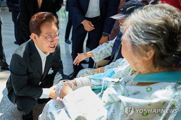 이재명 대통령이 현충일인 6일 서울 강동구 중앙보훈병원에서 입원 치료 중인 국가유공자들을 위문하고 있다 [사진=연합뉴스]