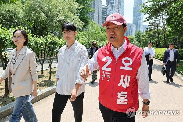 국민의힘 오세훈 서울시장 후보가 18일 서울 영등포구 여의도공원에서 서울시 창업지원시설 입주 청년들과 만나 함께 걸으며 대화를 나누고 있다. 2026.5.18 [사진=연합뉴스]