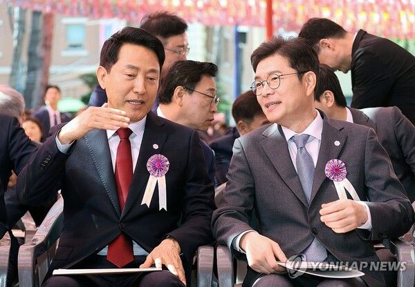 더불어민주당 정원오 서울시장 후보(오른쪽)와 국민의힘 오세훈 서울시장 후보가 24일 서울 종로구 조계사에서 열린 불기 2570년 부처님오신날 봉축법요식에서 대화하고 있다. 2026.5.24 [청와대통신사진기자단]