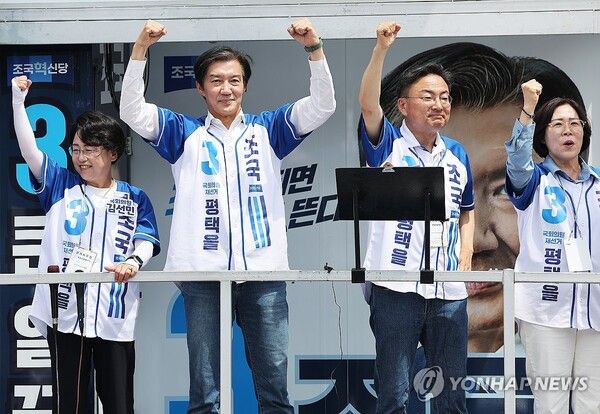 경기 평택을 국회의원 재선거에 출마한 조국혁신당 조국 후보가 1일 경기도 평택시 안중시장에서 지지를 호소하고 있다. 2026.6.1 [사진=연합뉴스]