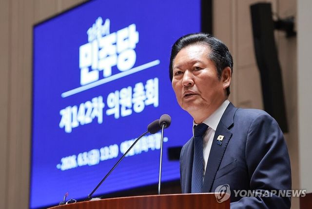 &nbsp;더불어민주당 정청래 대표가 5일 국회에서 22대 국회 후반기 의장단을 선출하는 본회의를 앞두고 열린 의원총회에 참석해 발언하고 있다. 2026.6.5 [사진=연합뉴스]