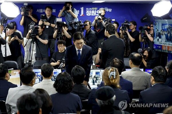 더불어민주당 정원오 서울시장 후보가 4일 서울 중구 세종대로 캠프에서 제9회 전국동시지방선거 관련 입장을 밝히며 고개 숙여 인사하고 있다. 2026.6.4 [공동취재]