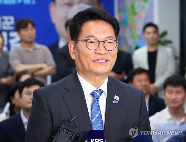 6.2 국회의원 보궐선거(인천 연수갑)에서 당선된 송영길 의원이 당선소감을 하고 있다. [사진=연합뉴스]