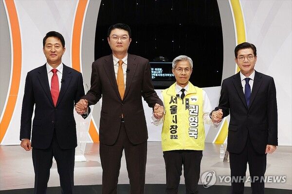28일 서울 마포구 SBS 프리즘타워에서 열린 2026 에 앞서 후보들이 기념촬영을 하고 있다.왼쪽부터 국민의힘 오세훈 후보, 개혁신당 김정철 후보, 정의당 권영국 후보, 더불어민주당 정원오 후보. 2026.5.28 [공동취재]