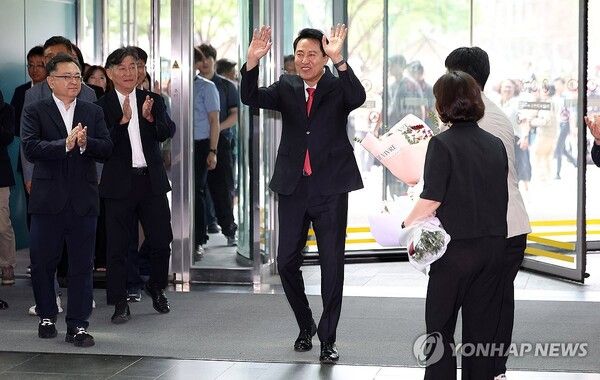 오세훈 서울시장이 4일 서울시청으로 들어서며 직원들을 향해 손을 흔들고 있다. 2026.6.4 [공동취재]