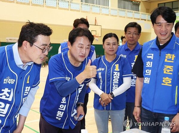 경기 평택을 국회의원 재선거에 출마한 더불어민주당 김용남 후보가 31일 경기도 평택시 팽성읍 한 초등학교 총동문회 운동회에서 참석자들과 인사하고 있다. 2026.5.31 [사진=연합뉴스]