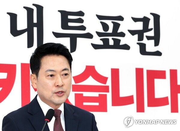 국민의힘 장동혁 대표가 7일 국회에서 6·3 지방선거에서 불거진 투표용지 부족 사태와 관련한 기자회견을 열고 있다.[사진=연합뉴스]