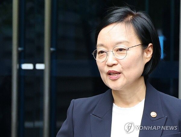 한성숙 국무총리 후보자가 8일 서울 종로구 통의동 금융감독원 연수원에 마련된 인사청문회 준비 사무실 앞에서 지명 소감을 밝히고 있다.[사진=연합뉴스]