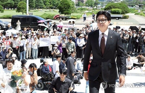 부산 북갑 국회의원 보궐선거에서 당선된 무소속 한동훈 의원이 5일 국회에서 열린 본회의에 참석하기 위해 도착, 지지자들의 환호 속에 등원하고 있다.[사진=연합뉴스]
