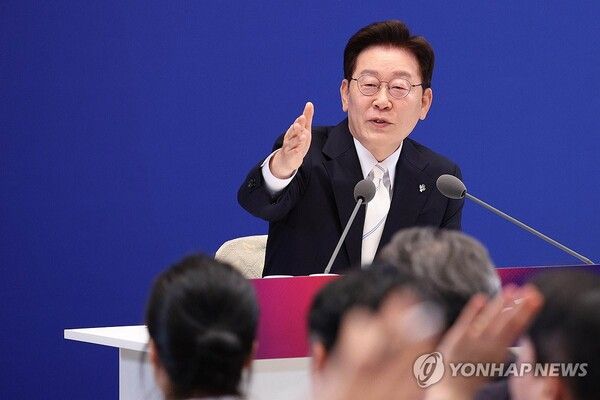 이재명 대통령이 8일 청와대 영빈관에서 열린 취임 1주년 기자회견에서 취재진의 질문을 받고 있다 [사진=연합뉴스]