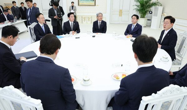 이재명&nbsp;대통령이 8일 청와대에서 열린 4부 요인 회동에서 발언하고 있다. [사진=연합뉴스]