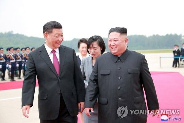 시진핑 주석 맞이하는 김정은 위원장 [사진=연합뉴스]