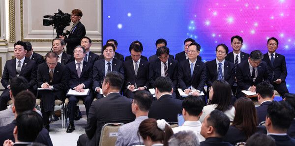 강훈식 비서실장, 위성락 국가안보실장, 김용범 정책실장, 홍익표 정무수석 등 참모진이 8일 청와대 영빈관에서 열린&nbsp;이재명&nbsp;대통령 취임 1주년 기자회견에 참석해 있다. [사진=연합뉴스]
