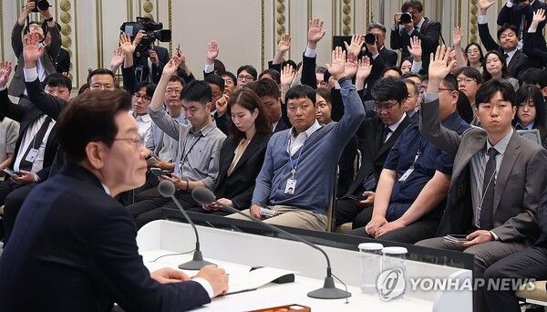 이재명 대통령이 8일 청와대 영빈관에서 열린 취임 1주년 기자회견에서 취재진의 질문을 받고 있다. [사진=연합뉴스]