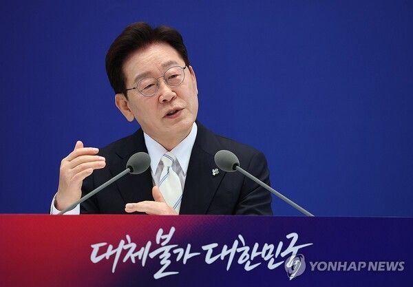 이재명 대통령이 8일 청와대 영빈관에서 열린 취임 1주년 기자회견에서 발언하고 있다 [사진=연합뉴스]