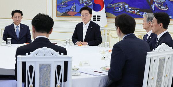 이재명&nbsp;대통령이 8일 청와대에서 열린 4부 요인 회동에서 발언하고 있다.&nbsp;왼쪽부터 조정식 국회의장,&nbsp;이재명&nbsp;대통령, 조희대 대법원장, 김민석 국무총리. [사진=연합뉴스]