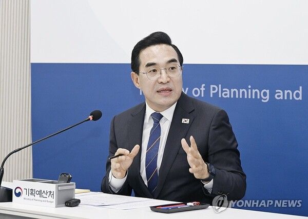 박홍근&nbsp;기획예산처 장관이 21일 정부세종청사 중앙동에서 열린 기획예산처 출입 기자단 간담회에서 발언하고 있다.&nbsp; [사진=연합뉴스]