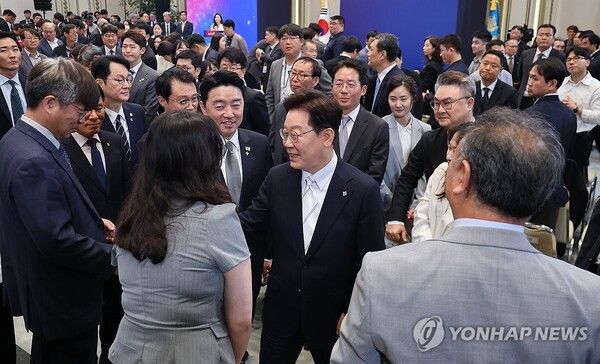 이재명 대통령이 8일 청와대 영빈관에서 취임 1주년 기자회견을 마친 후 참석자들과 인사하고 있다. [사진=연합뉴스]