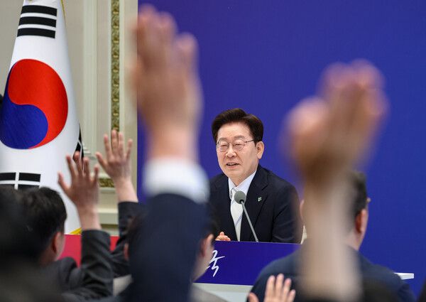 이재명&nbsp;대통령이 8일 청와대 영빈관에서 열린 취임 1주년 기자회견에서 취재진의 질문을 받고 있다. [사진=연합뉴스]