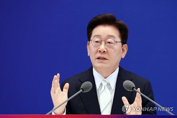 이재명 대통령이 8일 청와대 영빈관에서 열린 취임 1주년 기자회견에서 발언하고 있다.[사진=연합뉴스]
