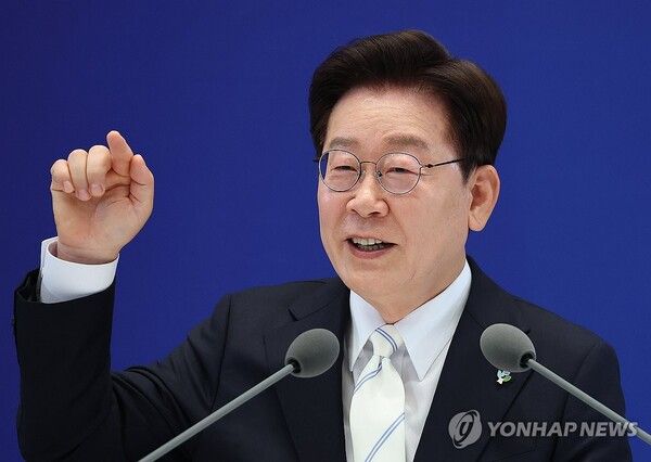 이재명 대통령이 8일 청와대 영빈관에서 열린 취임 1주년 기자회견에서 발언하고 있다. [사진=연합뉴스]
