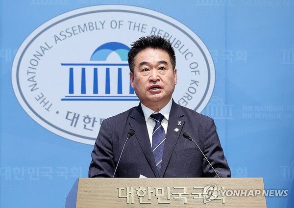 무소속 최혁진 의원이 8일 국회 소통관에서 기자회견을 열고 더불어민주당 복당을 공식 선언하고 있다. 2026.6.8 [사진=연합뉴스]