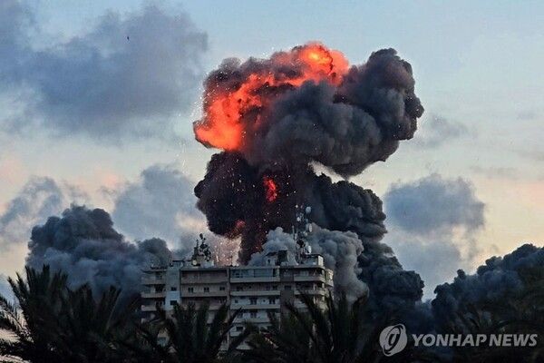 이스라엘의 공습으로 화염과 연기가 피어오르는 레바논 남부 티레의 모습&nbsp;[사진=AFP=연합뉴스]