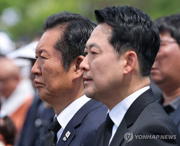 더불어민주당 정청래 대표(왼쪽), 국민의힘 장동혁 대표가 6일 서울 동작구 국립서울현충원에서 열린 제71회 현충일 추념식에서 참석해 있다.[사진=연합뉴스]