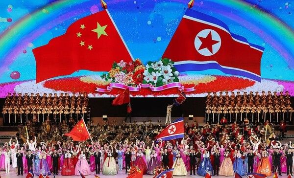 평양체육관에서 열린 시진핑 중국 국가주석 환영 공연 [사진=신화=연합뉴스]
