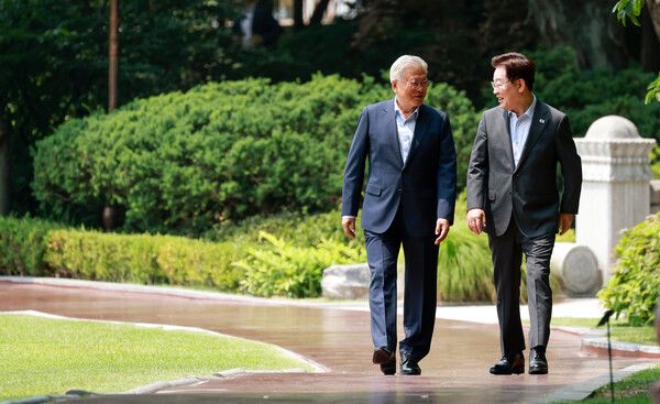 이재명 대통령과&nbsp;문재인&nbsp;전 대통령이 1일 청와대에서 대화하며 오찬장인 상춘재로 이동하고 있다. [사진=연합뉴스]