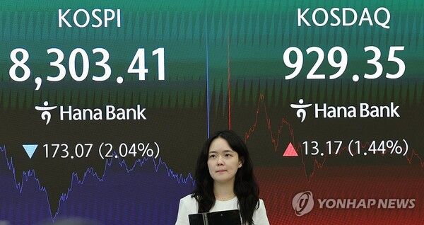 1일 코스피는 전장보다 173.07포인트(2.04%) 하락한 8,303.41에 장을 마쳤다. 반면 코스닥지수는 전장보다 13.17포인트(1.44%) 오른 929.35에 거래를 마쳤다. [사진=연합뉴스]