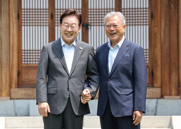 이재명 대통령과&nbsp;문재인&nbsp;전 대통령이 1일 청와대 상춘재에서 오찬에 앞서 기념 촬영을 하고 있다. [사진=연합뉴스]